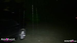 Voyeur erwischt junges Paar beim Outdoor Fick und darf