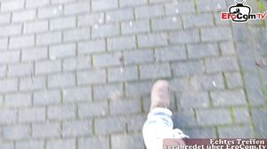 Mollige deutsche dunkelhaarige Frau bei ersten Sexdate