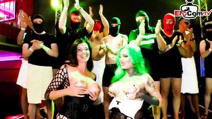 Creampies und Cumshots auf großer deutscher Party