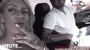 Fremde blonde Frau will im Auto Deutschen ficken