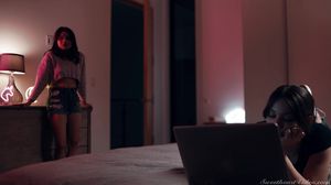 Jaclyn Taylor & Liv Wild - Twining