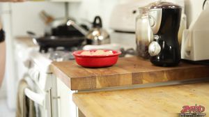 Bobbi Star -  Eats Kitchen Cum