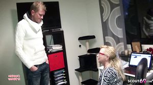 Deutsche MILF Chefin fickt Mega Schwanz Bewerber auf Ar