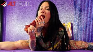 Tattooed Jenevieve Hexxx masturbates