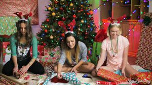 Liza Rowe, Jaye Summers, Chloe Cherry - The Gift Of Giving