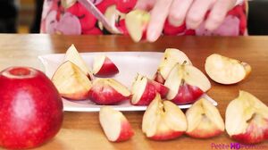 Jenny Wild – Step Sisters Warm Apple Pie S20-E4