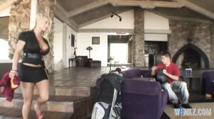 Bonita mama gets her titties sucked