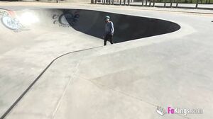 Vicky Spanish - Dos tetazas como melones y un empacho de carne para el niño rata