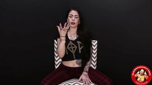 Alt-Girl with Freaky Split Tongue Drives Em’ Crazy