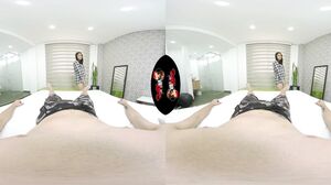 Lia Ponce - Laying With Lia in 4K