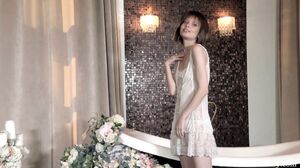 Aimee masturbates on her blue chair before a bath