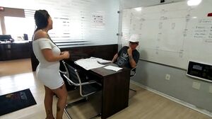 ENGINEER GAVE ASS TO THE CONSTRUCTION WORKER