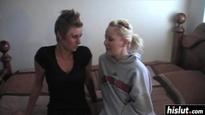 Two amateur lesbians enjoy each others slits