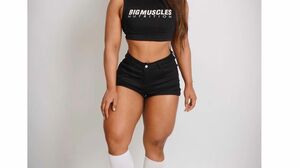 Kiara Gold Has a Photographer Take a Long Shot in Her Butthole