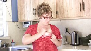 WeAreHairy - Josey - Kitchen