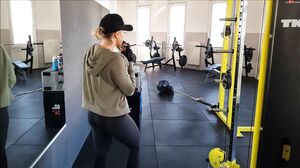 LilliVanilli - Mein Trainer fickt mich im Studio! Publi