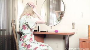 WeAreHairy - Linda Maers - Green Dress Silver Mirror