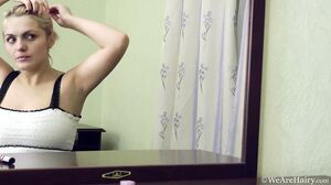 WeAreHairy - Lena - Pink Lipgloss