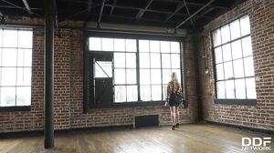 Executive Gives Head To Busty MILF Casca Akashova To Ge