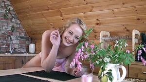WeAreHairy - Nika - Flowers Kitchen