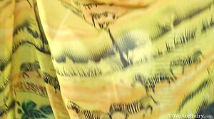 WeAreHairy - Pavla - Black Floor Yellow Flag