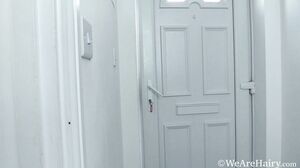 WeAreHairy - Manon - White Bed Green Top