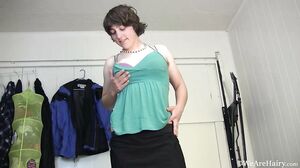 WeAreHairy - Cassie - Vid - Sofa