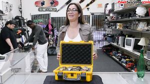 French pawnshop amateur sucking pov dick before riding