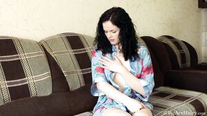 WeAreHairy - Sindy - Floral Robe