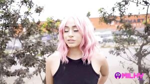 Sasha es una animadora de fiestas que recibe ayuda económica a cambio de ser follada