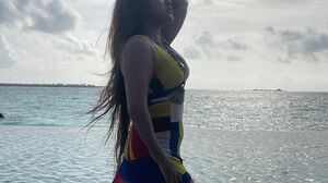 Thirsty Babe Silvia Rests Her Pussy Against Seven Guys