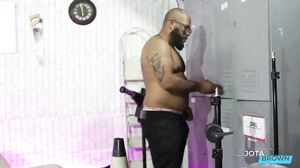 OCCUPATIONAL SAFETY AGENT GIVING THE ASS TO THE MECHAN