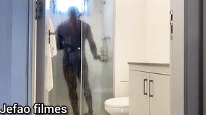 Woman traveled, lover arrived to take rolls in the bath