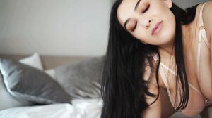 Leah Wilde plays with her pussy