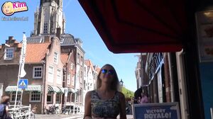 Gekke Petertje laat pornoster Elen Million sandwichen