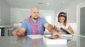 cadelinha do papai tendo o cuzinho arrombado