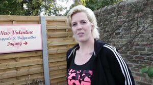 Milf Laura dubbel geduwd - VurigVlaanderen-Meiden