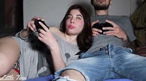 LITTLE TINA-la novia de mi amigo me chupa la pija