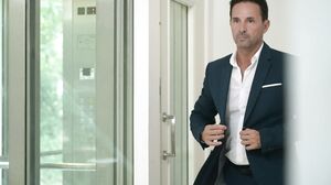 Shalina Devine Girls at Work - la Consultante S3