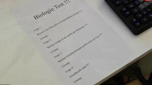 QueenParis - Biologie Test Extrem - Unischlampe Fickt L