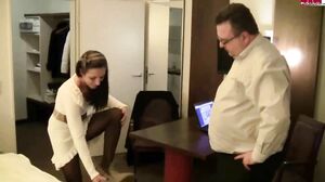 QueenParis - Mitten ins Fickmaul vom Chef - Lohnerhöhun