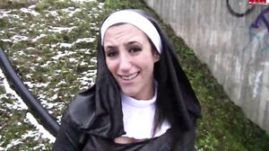 QueenParis - Ohne Gummi - Nonnenarsch - Aufgerissen