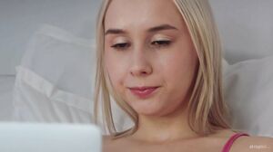 StrapLez - Casey Nohrman And Lil Karla Queen Of Hearts