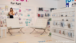 Taylor Sands - Show Room Sex