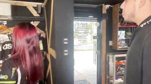 Un cliente llega a la tienda a comprar ropa y termino cogiendo con el al ver su gran verga