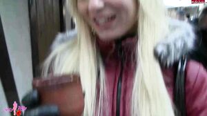 AmyStarr - Auf Weihnachtsmarkt erkannt und vor Ort gefi