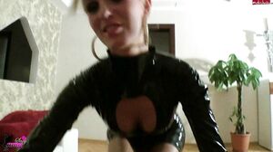 AmyStarr - Dominante Latexfotze reitet Jüngling Anal Ab