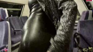 AmyStarr - Latexfotze mitten im Zug gefickt und Creampi