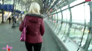 AmyStarr - Mitten auf dem Flughafen gefickt