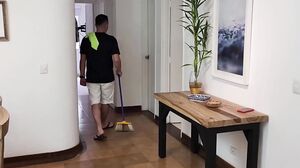 Sorprendo A Mi Hermanastro EspiƔndome En El BaƱo Mi Padrastro Casi Nos Descubre Follando